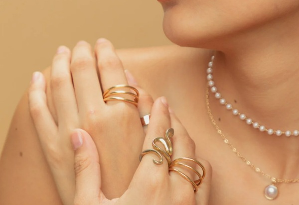 Timeless Fashion Accessories That Never Go Out of Style-pearl necklace